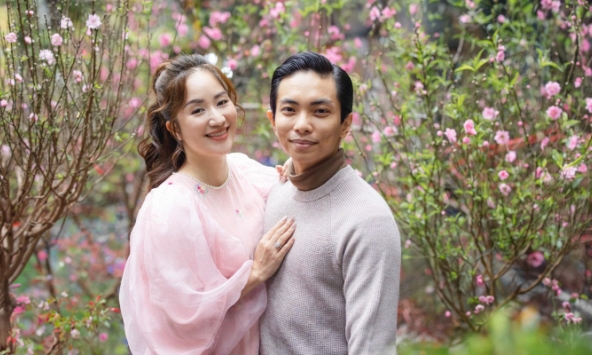 Khánh Thi - Phan Hiển khoe bộ ảnh đi chợ Tết cực tình, đã ba mặt con vẫn như vợ chồng son