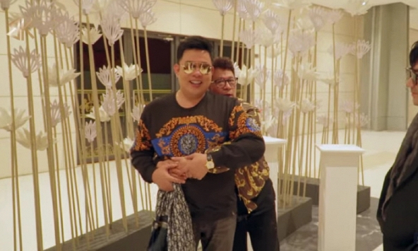 Bị hỏi chuyện sinh thêm con trai thứ 5, Bằng Kiều đáp: “Sản xuất liên tục thì chết”