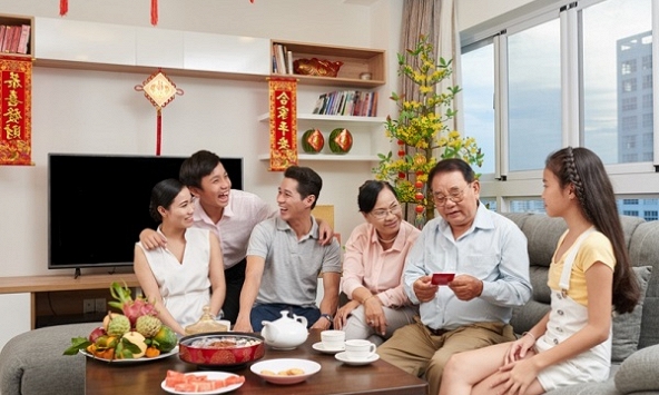 Cả nhà đang ăn Tết thì choáng váng khi thấy người phụ nữ và đứa trẻ bước ra từ chiếc ô tô sang trọng