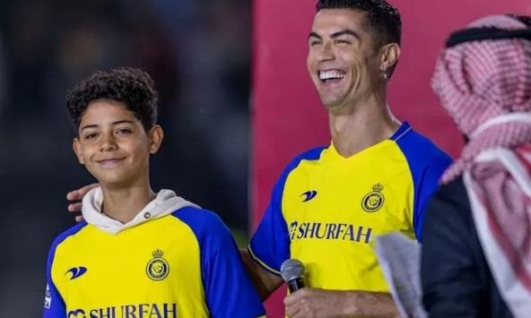 Cậu cả nhà Ronaldo giành chức vô địch ở tuổi 13, thành tích toàn đội nghe xong ai cũng phải trầm trồ