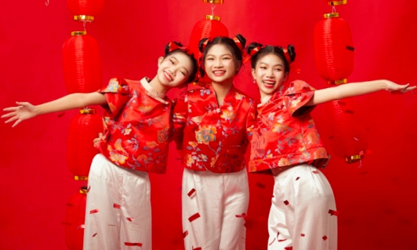 Chị em mẫu nhí sinh ba Tam Bảo rạng rỡ trong bộ ảnh đón xuân
