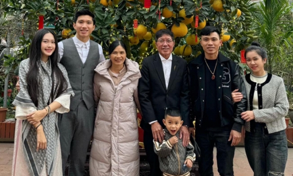 Đoàn Văn Hậu diện vest bảnh bao, Doãn Hải My mặc áo dài thướt tha chụp ảnh tết với gia đình chồng