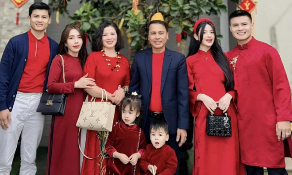 Quang Hải và Chu Thanh Huyền diện áo dài đỏ rực rỡ khai xuân 