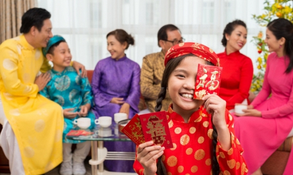 Tình huống 'ngượng chín người' của nhiều ông bố bà mẹ 'mùa nhận lì xì' của các con: Chê tiền ít ngay trước mặt người tặng, làm sao bây giờ?