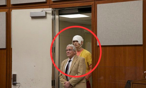 Vụ kỹ sư Google đánh chết vợ: Tên chồng sát nhân lần đầu xuất hiện tại tòa, hình ảnh trang phục và biểu cảm trên gương mặt gây chú ý