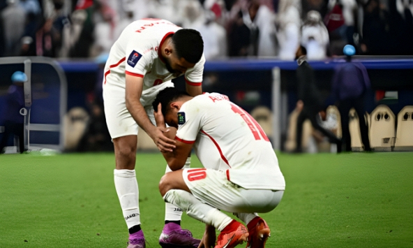 Cầu thủ Jordan đổ gục tiếc nuối khi lỡ chức vô địch Asian Cup, vẫn có hành động cực đẹp với nhà vô địch