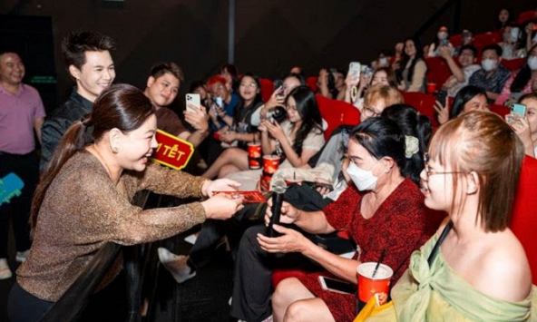 Đoàn phim “Gặp lại chị bầu” gặp gỡ khán giả Sài Gòn vào ngày đầu năm mới