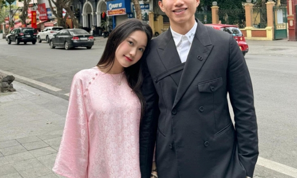 Đoàn Văn Hậu đến chúc tết gia đình nhà vợ, nắm tay Doãn Hải Mỹ cực tình cảm 