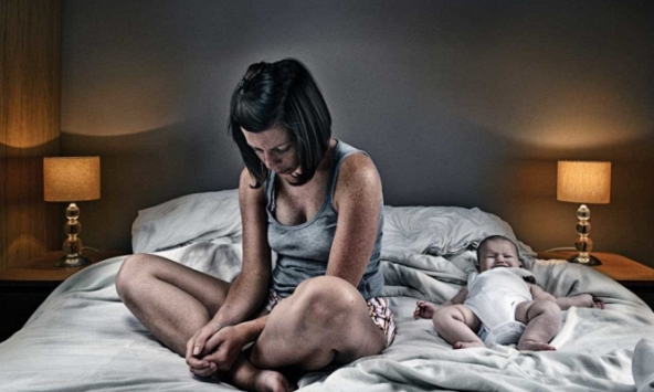 Đóng cửa nhốt 3 con nhỏ gào khóc trong nhà để ngồi ngoài 'nghỉ ngơi một lát', người phụ nữ bị chồng gọi là kẻ tồi tệ và cái kết