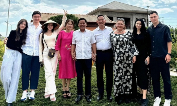 Gia đình thủ môn Lâm Tây chính thức gặp mặt gia đình Yến Xuân, hai ông 'thông gia tương lai' có hành động gây chú ý