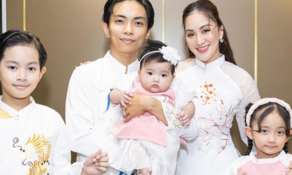 Khánh Thi - Phan Hiển khoe loạt ảnh gia đình 5 thành viên diện áo dài cực đẹp