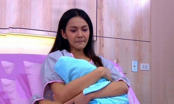 Mở phong bao lì xì của chị chồng, tôi xấu hổ đến đỏ mặt và cư xử lúng túng suốt cả ngày