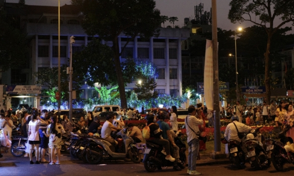 Tối mùng 2 Tết tại TP.HCM: khu vực cà phê trung tâm thưa thớt, Nhà Thờ Đức Bà lại là địa điểm 'check-in hot' nhất