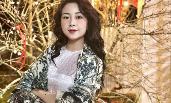 Vợ Phan Văn Đức chuẩn hotgirl xứ Nghệ, mẹ 2 con vẫn xinh đẹp rạng ngời thế này đây