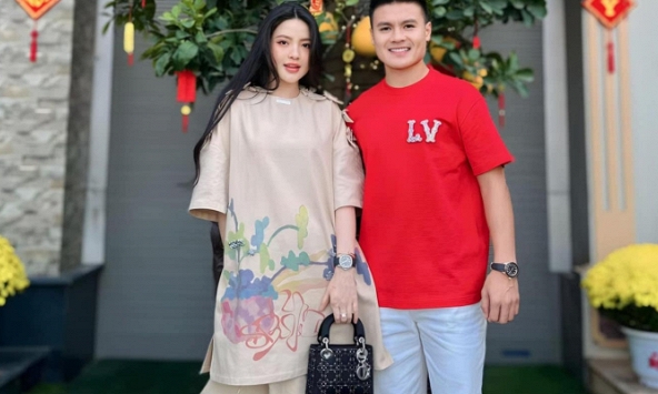 Chu Thanh Huyền lên đồ sang chảnh tạm biệt tết, rủ họ hàng nhà Quang Hải đi hát karaoke, ăn khế cực vui