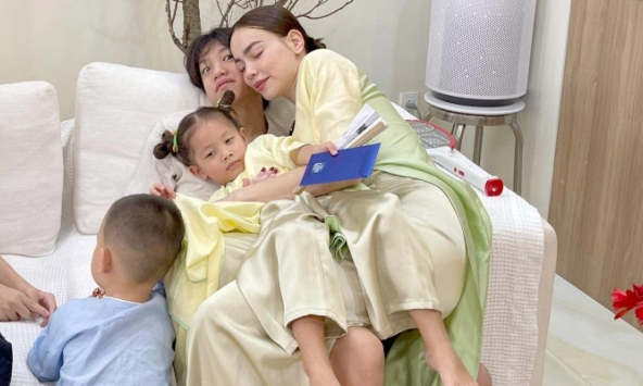 Hồ Ngọc Hà khoe khoảnh khắc độc lạ bên các nhóc tỳ ngày Mùng 3, biểu cảm Subeo gây thích thú