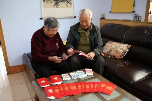 Người mẹ miền Bắc đưa con vào Nam ăn Tết, khi về đến nhà, mở phong bì lì xì ra thấy tổn thương, nghe giải thích mới vỡ lẽ