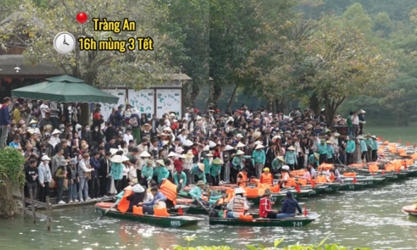 Tràng An (Ninh Bình) đông kín du khách trong ngày mùng 3 Tết, nhiều người định đi nhưng nhìn cảnh này lại 'rén'