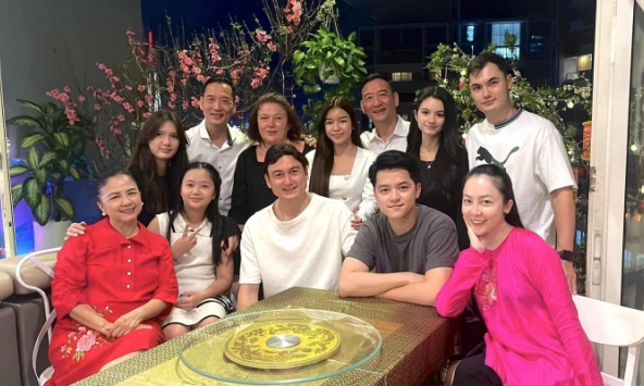 Đặng Văn Lâm dẫn Yến Xuân đi chúc tết nhà họ hàng, chắc là sắp về chung một nhà đây