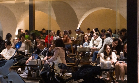 Giới trẻ Đà Nẵng tấp nập du xuân, các hàng cà phê đông nghịt người