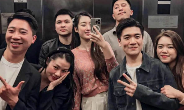 Hoa hậu Đỗ Mỹ Linh và chồng chủ tịch tụ tập cùng người thân đầu năm, một cử chỉ đủ thấy nàng hậu hạnh phúc khi làm dâu hào môn