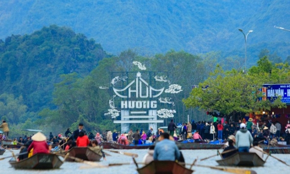 Hơn 2 vạn người đổ về chùa Hương dù chưa khai hội: Những điều cần biết khi tham gia lễ hội mùa xuân lớn nhất Việt Nam