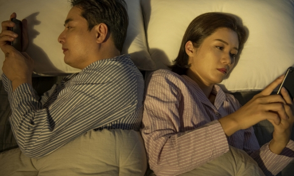 Luôn tự hào chồng chiều vợ, tôi sững sờ khi vô tình đọc được những tin nhắn của anh với người đồng nghiệp