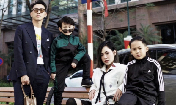 Tết không diện áo dài, gia đình tiền vệ có gu thời trang đẹp nhất làng bóng đá tung bộ ảnh cực chất