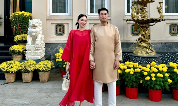 Linh Rin và Phillip Nguyễn nắm tay nhau lên sóng đầu năm, flex luôn góc sân biệt thự chơi hoa Tết toàn loại bình dân nhưng 'bao sang'
