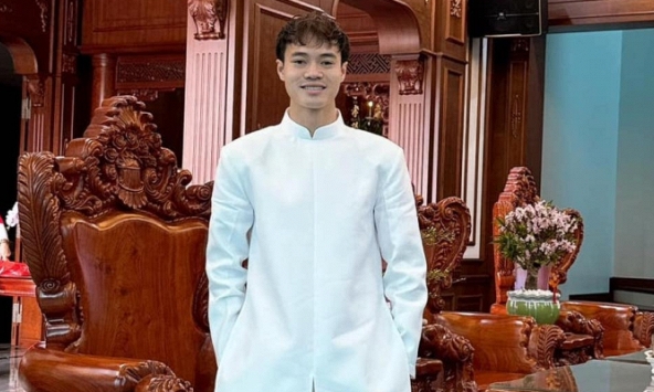 Văn Toàn khai bút đầu năm chốt câu xanh rờn: “Cuối năm lấy vợ” 