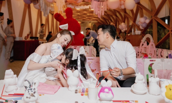 Nhã Phương đăng khoảnh khắc ngọt bên gia đình, lần hiếm hoi để lộ dung mạo con trai