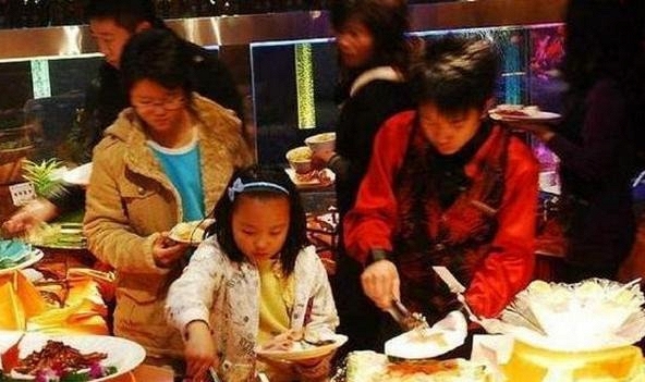 Ăn xong buffet túi áo bỗng căng phồng, cô bé 7 tuổi bị nhân viên nghi trộm đồ về: Sau khi kiểm tra, cả nhà hàng phải khóc