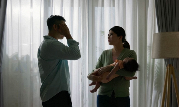 Chồng đòi ly dị vì vợ kiên quyết đòi ở nhà bế con không chịu đi làm, nghe đã thấy giận nhưng biết lý do dân mạng lại ủng hộ