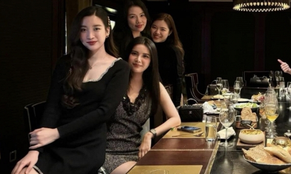 Đỗ Mỹ Linh xuất hiện trong buổi tụ họp hội chị em, phong thái nổi bật nhìn là biết 'nàng dâu hào môn'