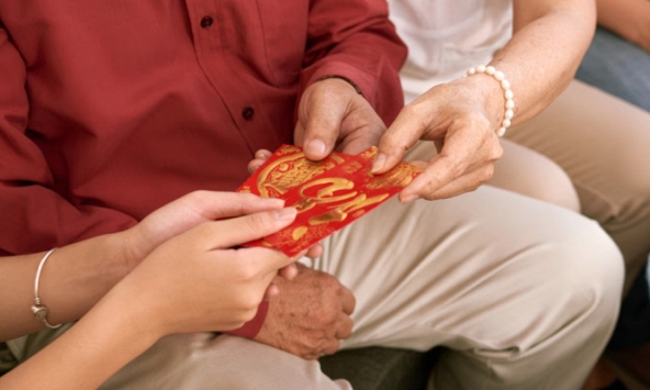 Kiểm phong bao lì xì của con, chồng thốt lên một câu bộc lộ sự xấu tính đến tột đỉnh