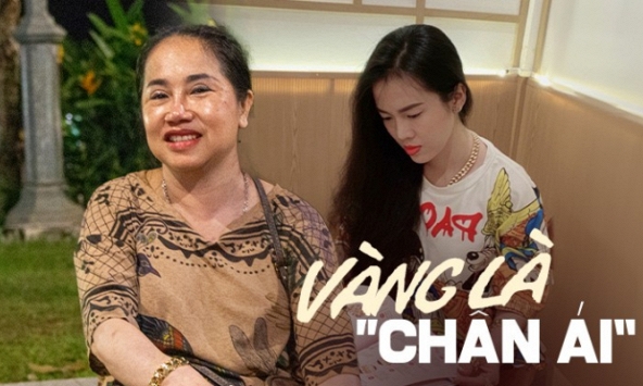 Người “chơi vàng” chất: Đeo hơn 7 cây vàng, ngồi trên vỉa hè bán hoa quả!