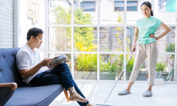 Nhìn anh trai ấm ức ký bản cam kết với vợ mà tôi vừa thấy buồn cười vừa giận anh