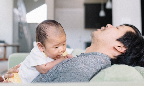 Ngày càng nhiều ông bố 'nghỉ thai sản' để ở nhà chăm con chia sẻ gánh nặng cùng vợ, nhưng các bà mẹ chưa chắc đã vui, vì sao thế?