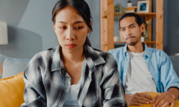 Thấy bố đi chơi về khuya, con gái 7 tuổi cảm thán 1 câu mà tôi ứa nước mắt còn chồng thì giật mình