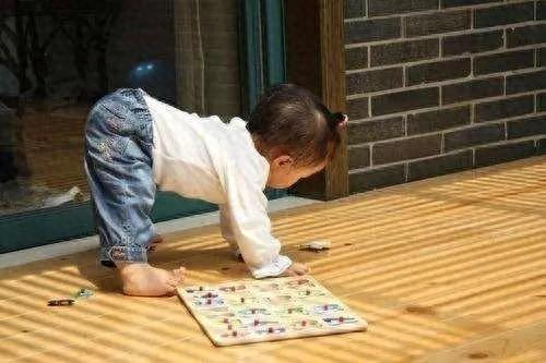 'Trẻ tập bò trước tập đi' và 'trẻ chưa tập bò đã tập đi' khi lớn lên sẽ có sự khác biệt lớn, phụ huynh đừng chủ quan