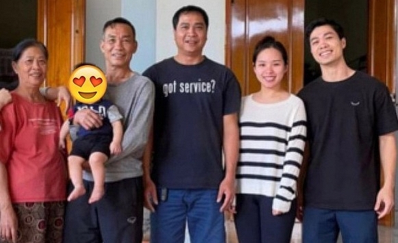 Viên Minh hiếm hoi về quê chồng, ăn mặc cực giản dị khi xuất hiện cùng bố mẹ Công Phượng