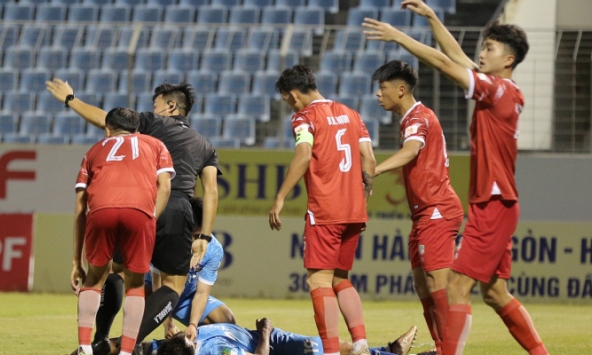 Sự cố bóng đá Việt Nam: Tiền đạo đội tuyển Việt Nam va chạm dẫn đến bất tỉnh phải đi cấp cứu