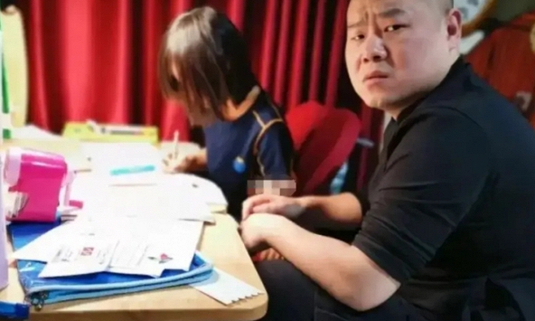 Cười 'té ghế': Phụ huynh có bằng Thạc sĩ 'ra tay' dạy con học, điểm số không những không cải thiện mà còn tụt lùi