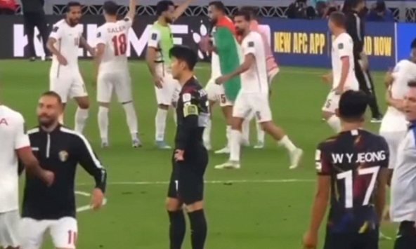 Khoảnh khắc Son Heung-min cô đơn, lạc lõng cùng cực: Được đối thủ động viên nhưng không một đồng đội Hàn Quốc nào bên cạnh