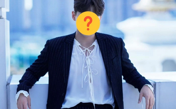 Nam ca sĩ 'xịt keo', vội tắt livestream vì bất cẩn để lộ bí mật đời tư động trời