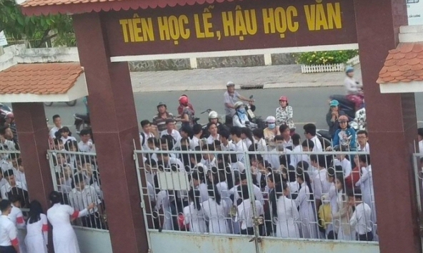 Ngày đầu đi học sau Tết đầy bất ổn: Bị khóa ngoài vì đi muộn, có người còn mang 'cả nhà' đến trường! 