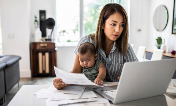 Tâm sự của bà mẹ có con nhỏ đi làm được ngàn vạn người đồng cảm: 'Đừng vội phán xét khi tôi đứng dậy ra về từ 5h chiều'