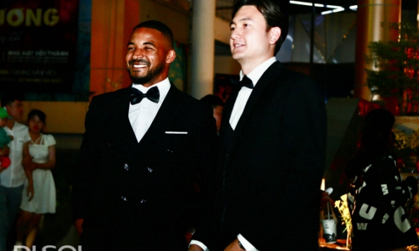 Visual cực phẩm của dàn sao đội tuyển Việt Nam tại thảm đỏ Quả bóng Vàng: Đặng Văn Lâm tinh tế chỉnh cà vạt cho Tuấn Hải