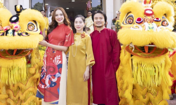 Vợ chồng đạo diễn Hoàng Nhật Nam – Phạm Kim Dung lì xì cho dàn hoa, á hậu đình đám