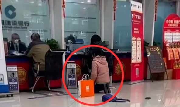 Người phụ nữ quỳ xin được 'chen hàng' để gửi tiết kiệm tiền mừng tuổi 7,4 triệu đồng của con trai, dân mạng thấy khó hiểu: 'Vì đâu đến nỗi?'